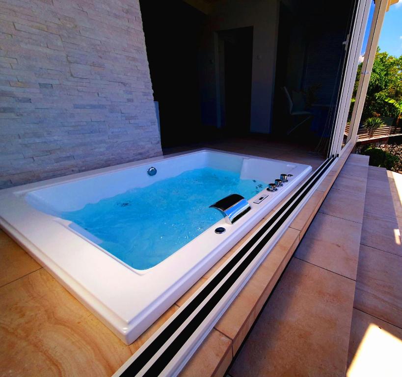 Basen w obiekcie Jacuzzi and Pool Apartments lub w pobliżu