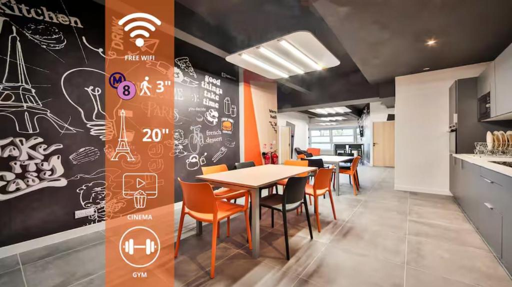 ein Esszimmer mit Tisch und Stühlen in der Unterkunft 07 Studio Charenton Fitness Cinema in Charenton-le-Pont