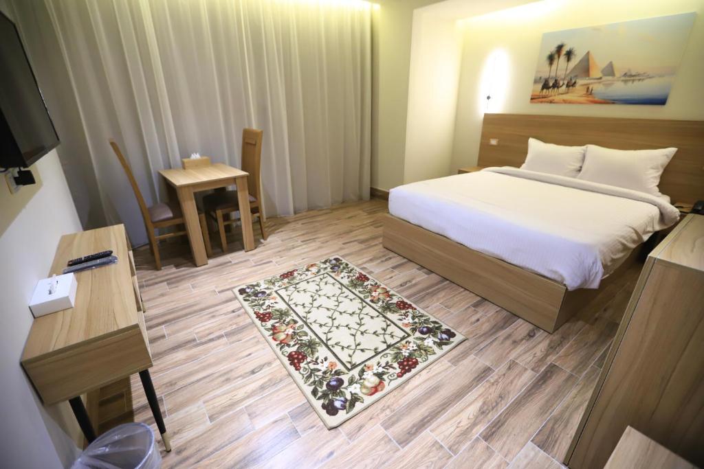 Postel nebo postele na pokoji v ubytování Rosetta Pyramids Inn