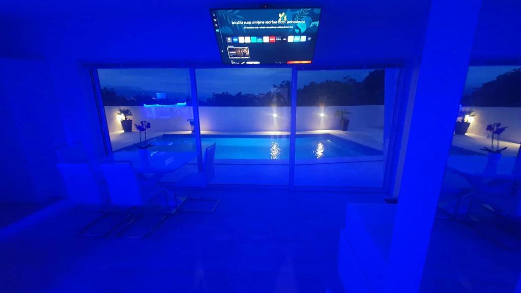 Basen w obiekcie Jacuzzi and Pool Apartments lub w pobliżu