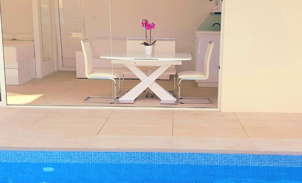 Basen w obiekcie Jacuzzi and Pool Apartments lub w pobliżu