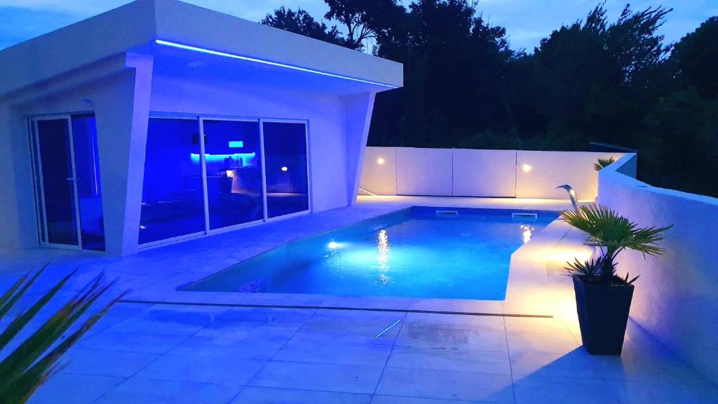Basen w obiekcie Jacuzzi and Pool Apartments lub w pobliżu