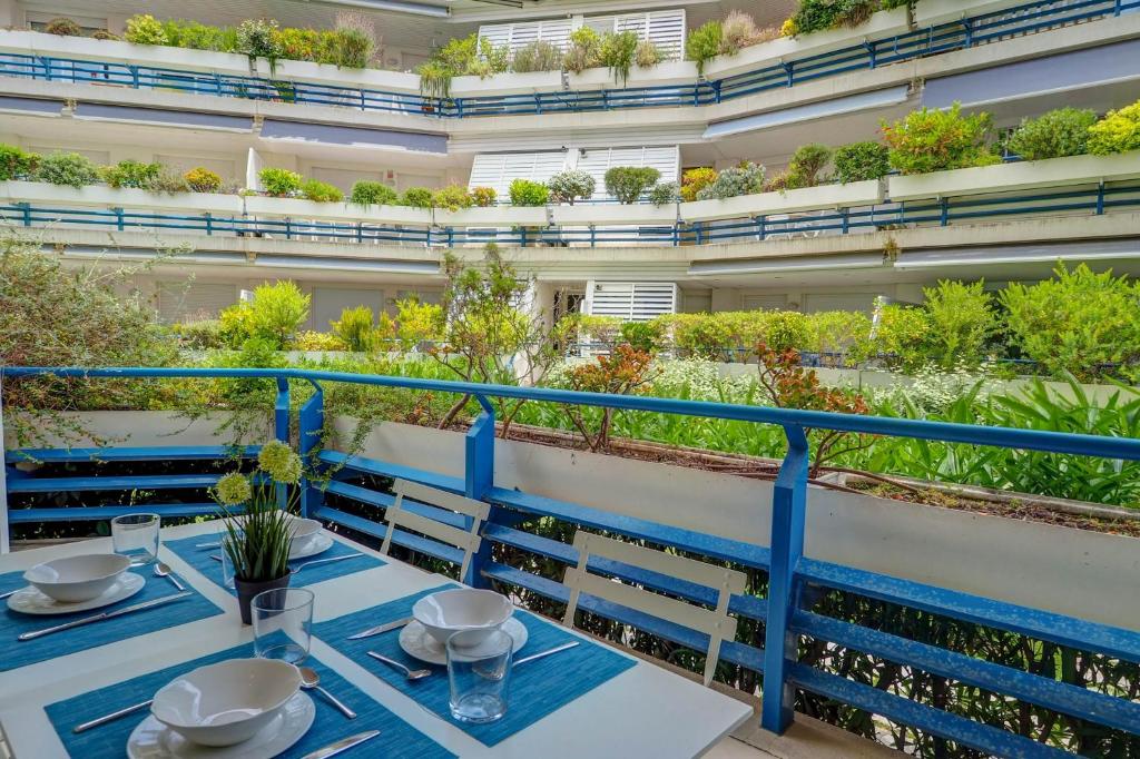 Un balcón con mesa y sillas y plantas. en Luxury Seaview Apartment by Hello Homes Sitges, en Sitges