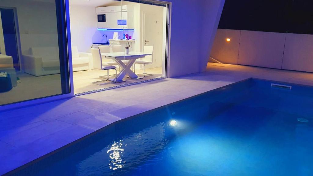 Basen w obiekcie Jacuzzi and Pool Apartments lub w pobliżu