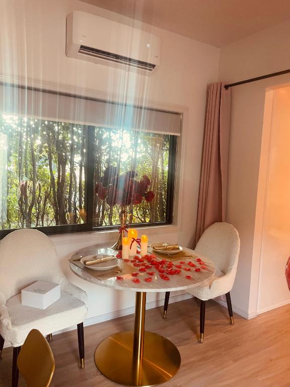 Delightful little house & Chateau Charme Suite - Resim 9