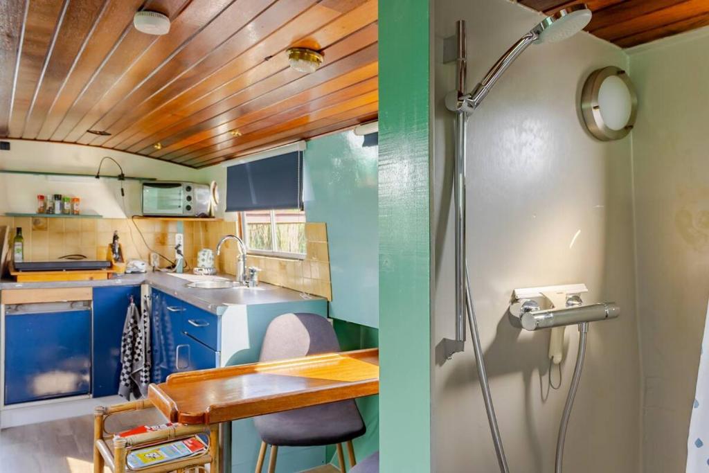 Kuchyň nebo kuchyňský kout v ubytování Floating B&B Amsterdam