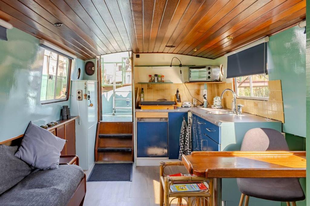 Kuchyň nebo kuchyňský kout v ubytování Floating B&B Amsterdam