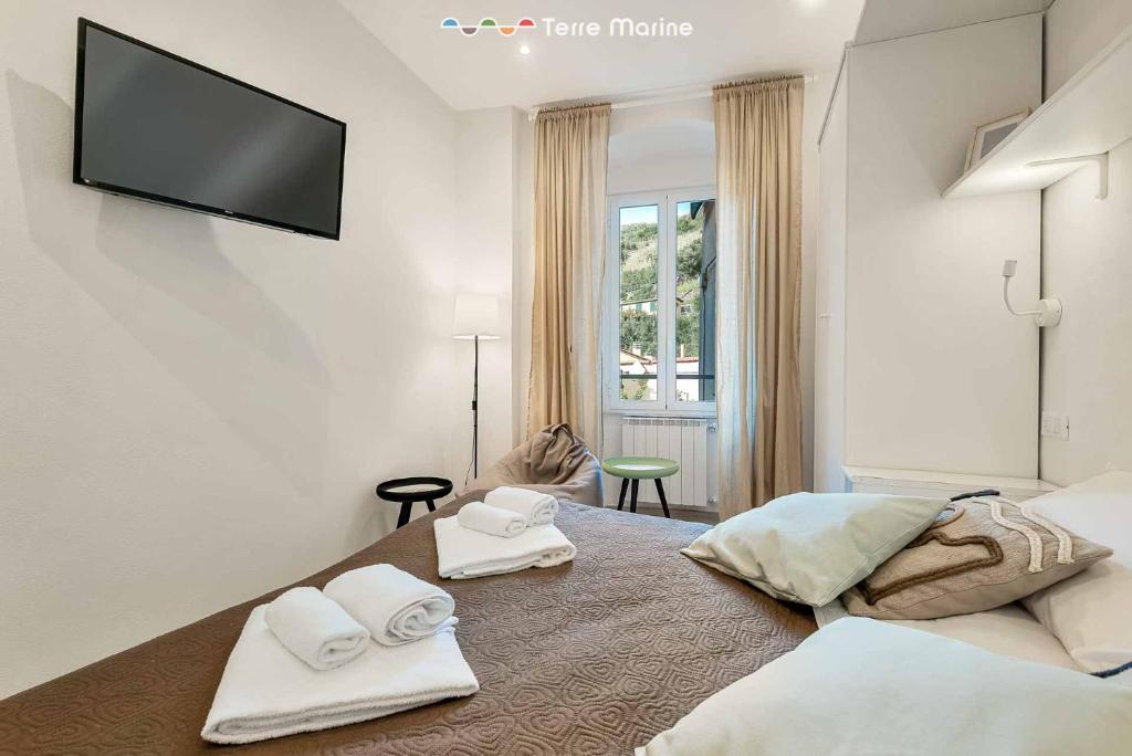 - une chambre avec 2 lits et une télévision murale à écran plat dans l'établissement L'Antica Piazzetta, Terre Marine, à Monterosso al Mare