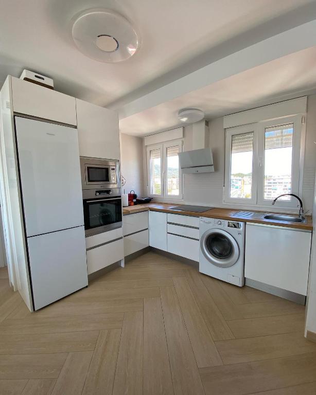 A kitchen or kitchenette at Precioso apartamento con piscina