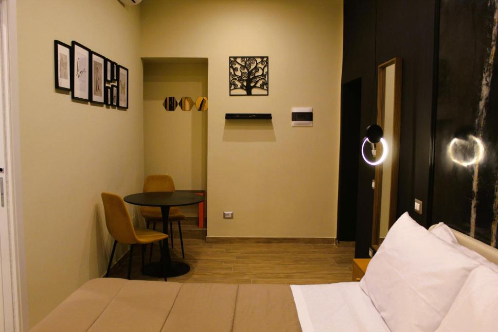 Postel nebo postele na pokoji v ubytování BlackWoody Contemporary Rooms - Napoli Centro Storico Via Toledo