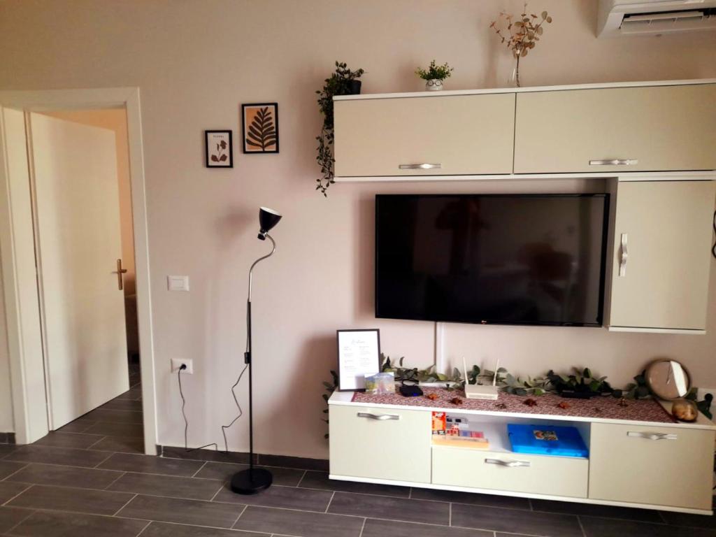 TV a/nebo společenská místnost v ubytování Azure Sands Golem