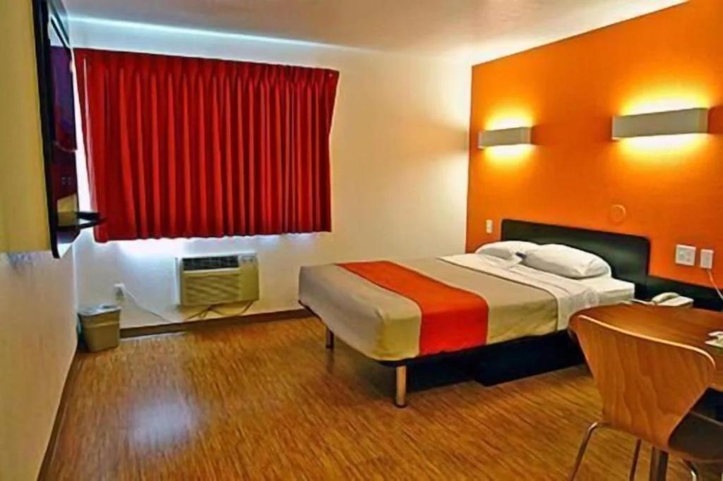 Postel nebo postele na pokoji v ubytování Motel 6-McKinney, TX - North