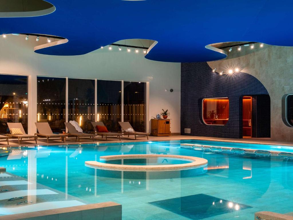Bazén v ubytování Mercure Quiberon Hotel nebo v jeho okolí