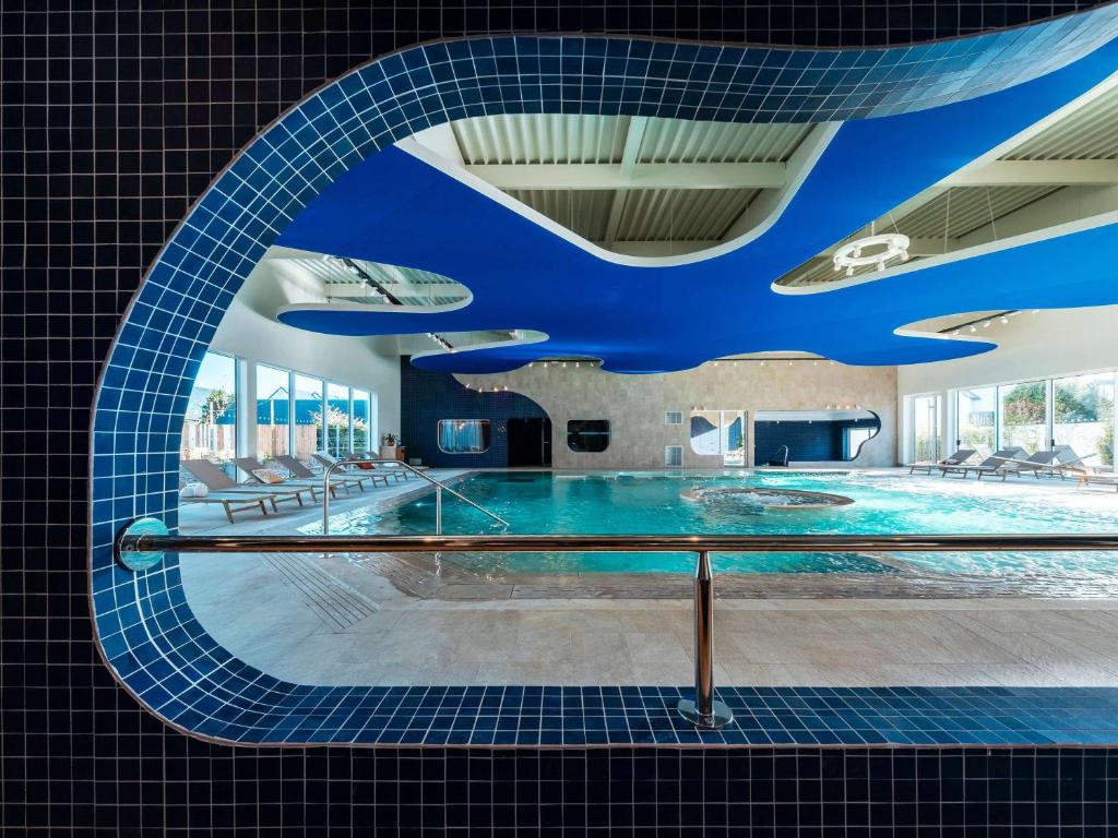 Bazén v ubytování Mercure Quiberon Hotel nebo v jeho okolí