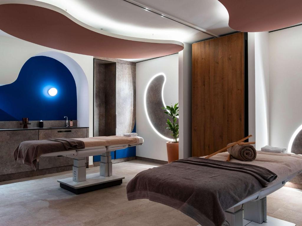 Postel nebo postele na pokoji v ubytování Mercure Quiberon Hotel