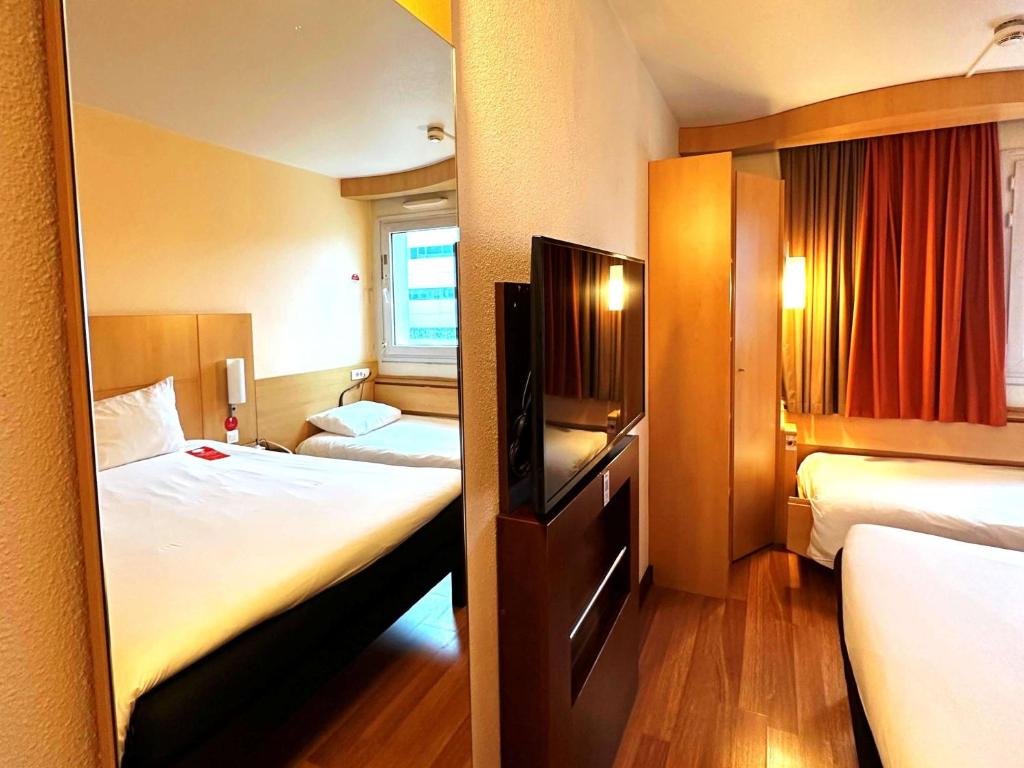 Uma cama ou camas num quarto em Hotel ibis Lisboa Jose Malhoa