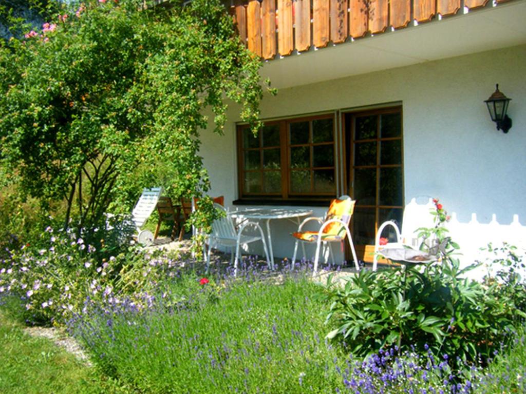 a patio with a table and chairs in a garden at Waldhuesli Feldberg Gartengeschoss in Feldberg
