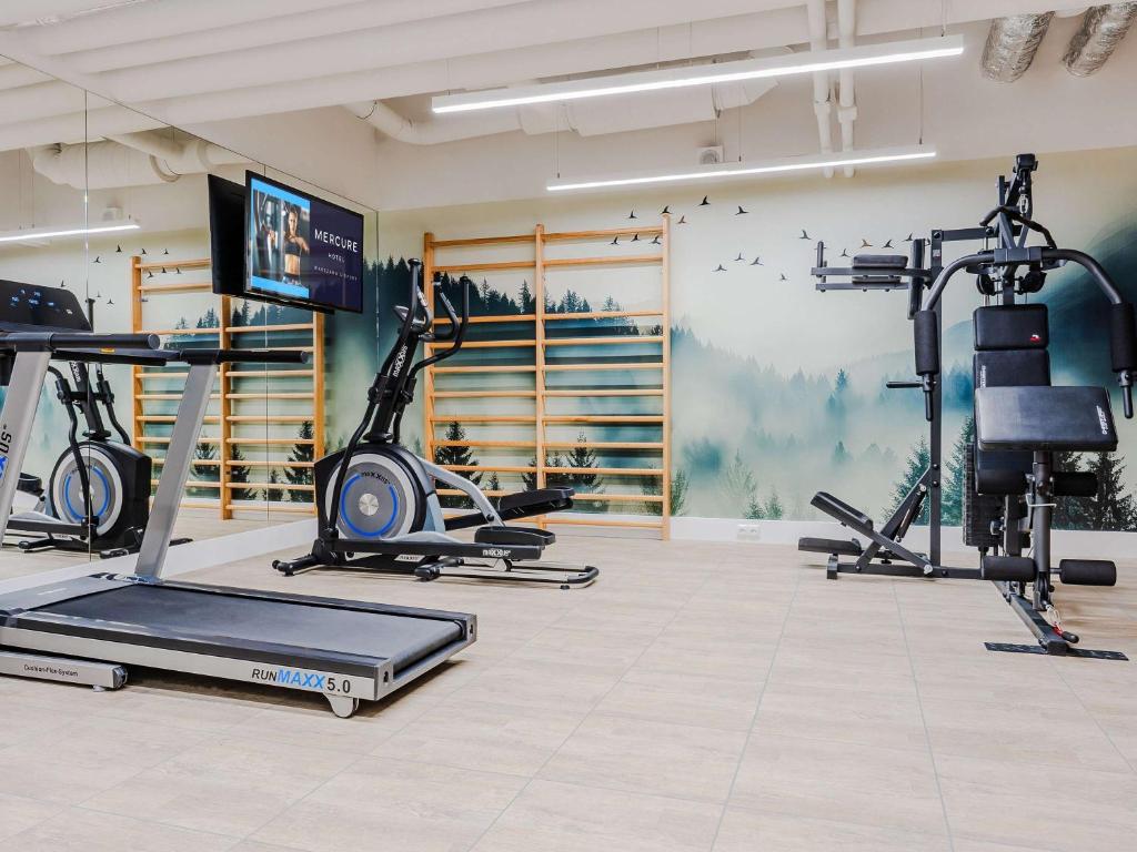 Posilňovňa alebo fitness centrum v ubytovaní Mercure Warszawa Airport