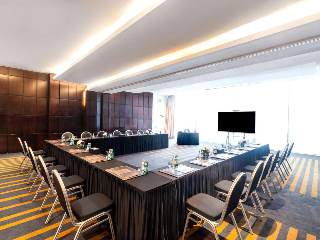 a large meeting room with a long table and chairs at Sofitel Casablanca Tour Blanche in Casablanca