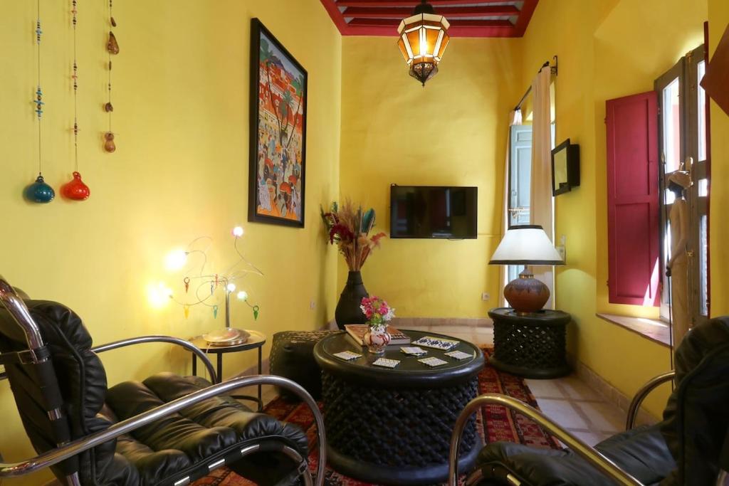 TV a/nebo společenská místnost v ubytování Riad Al Kamar, private, 2 min from Jema El Fna Square