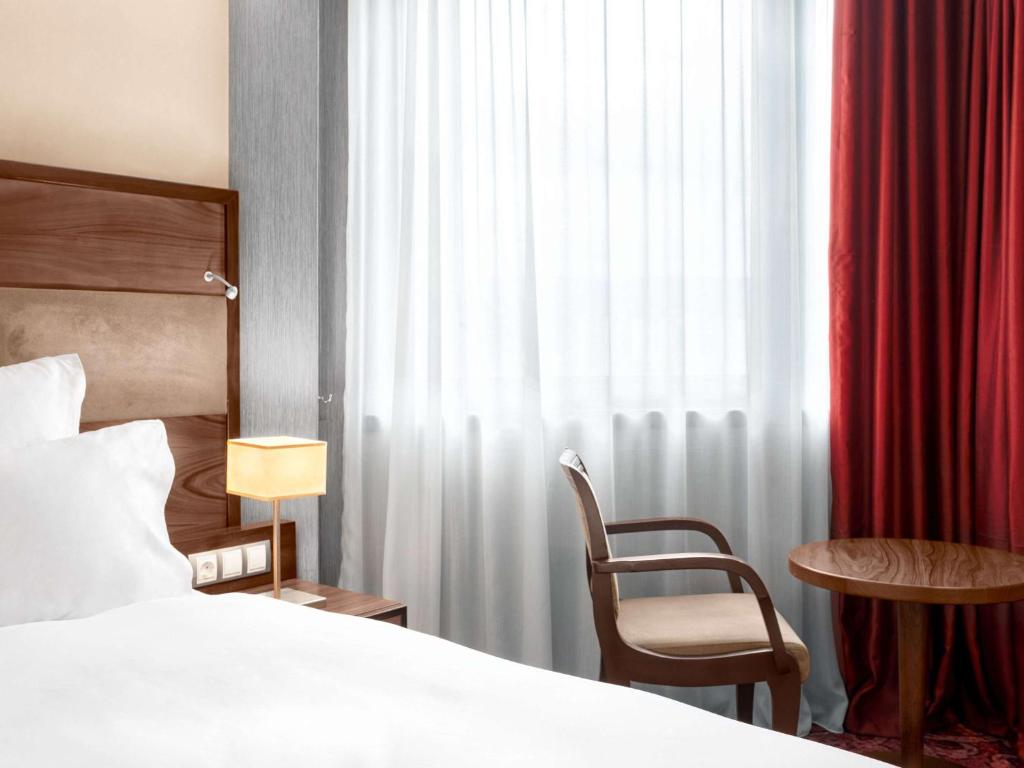 Rúm í herbergi á Movenpick hotel Sarajevo