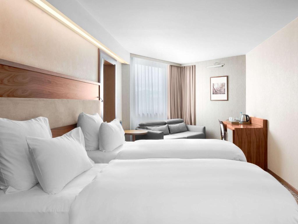 Rúm í herbergi á Movenpick hotel Sarajevo