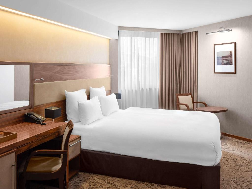 Rúm í herbergi á Movenpick hotel Sarajevo