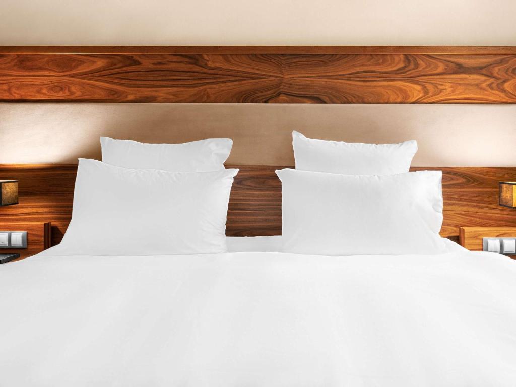 Rúm í herbergi á Movenpick hotel Sarajevo