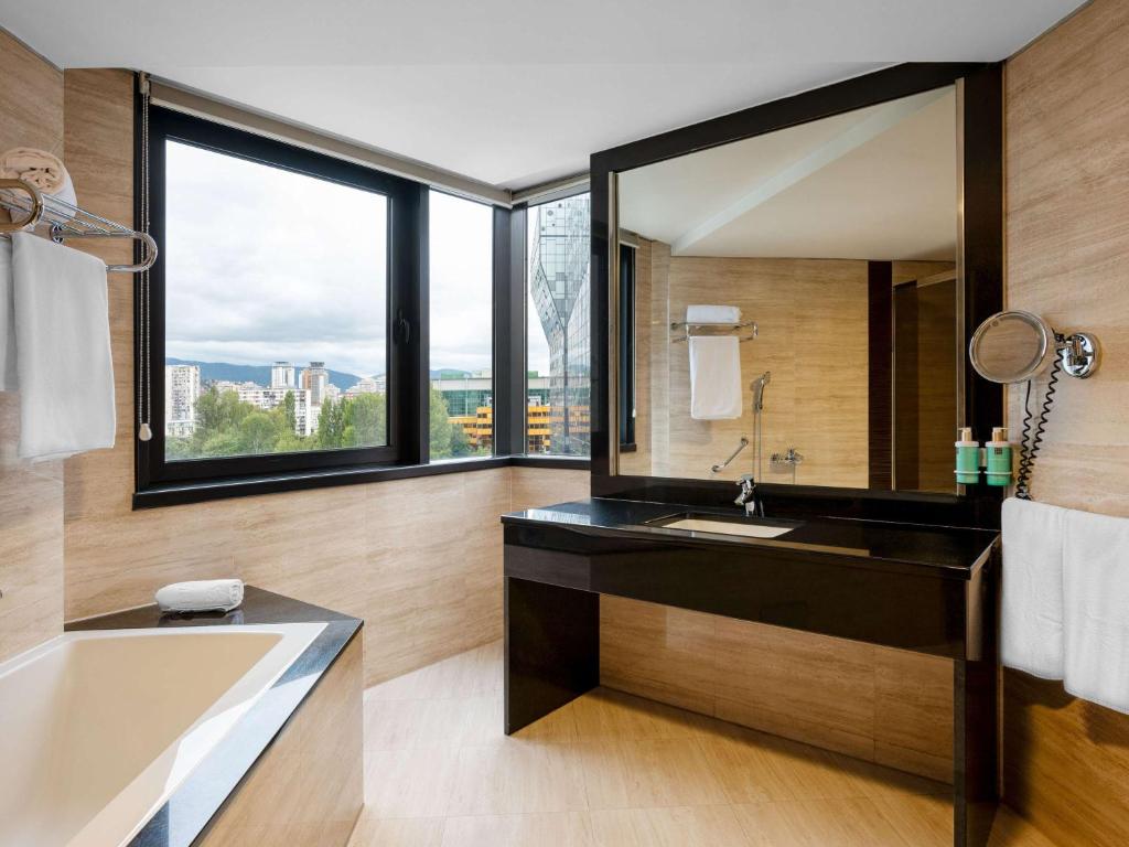 Baðherbergi á Movenpick hotel Sarajevo
