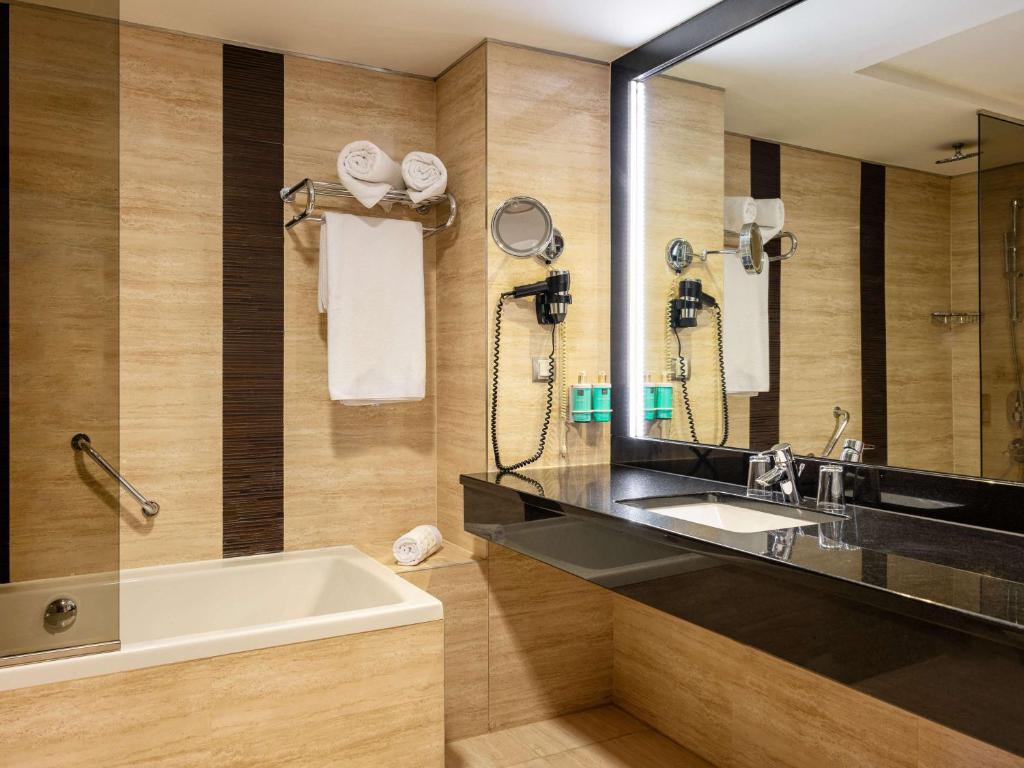 Baðherbergi á Movenpick hotel Sarajevo