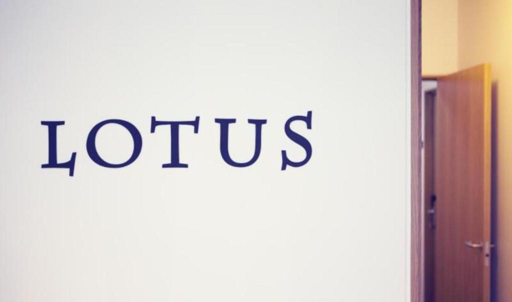 Certificato, attestato, insegna o altro documento esposto da Hotel Lotus