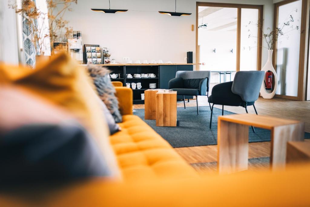 Posezení v ubytování Ökohotel aus Holz Alea Eco