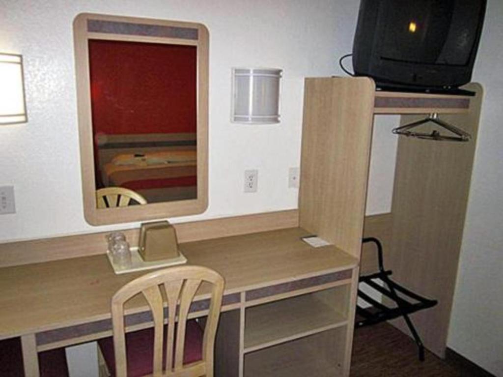 TV a/nebo společenská místnost v ubytování Motel 6-McKinney, TX - North