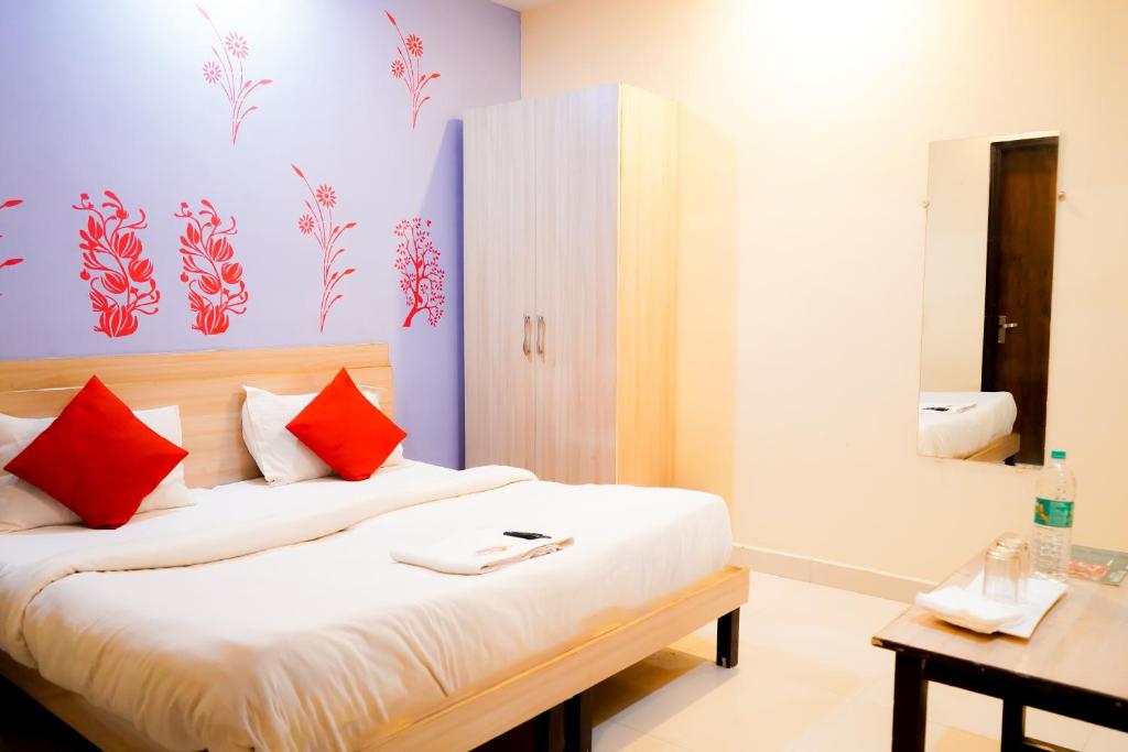 Postel nebo postele na pokoji v ubytování Hotel Rose - Near Yashobhoomi Convention Centre