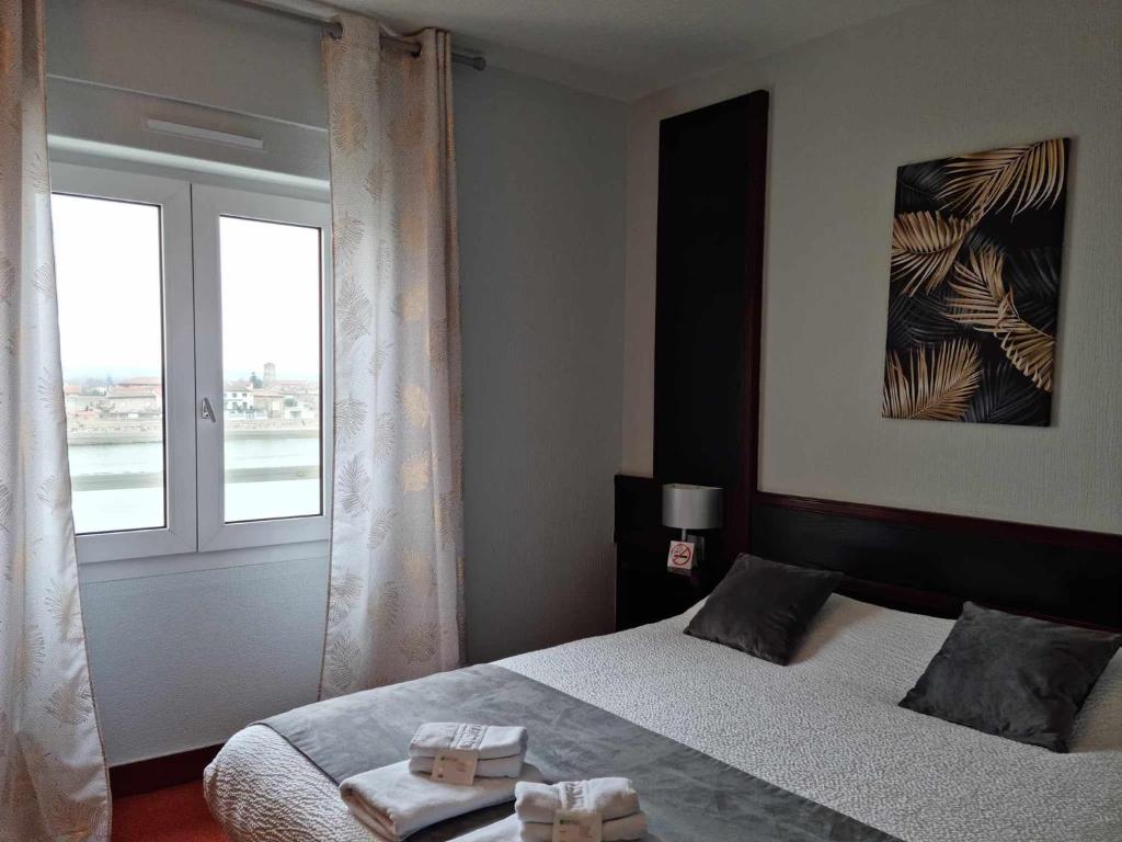 Postel nebo postele na pokoji v ubytování Logis Hotel Schaeffer- Restaurant Le Saint Georges