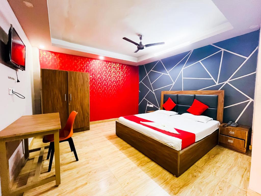 Postel nebo postele na pokoji v ubytování Hotel Classical Opposite Nizamuddin Railway Station