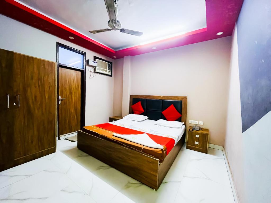 Postel nebo postele na pokoji v ubytování Hotel Classical Opposite Nizamuddin Railway Station