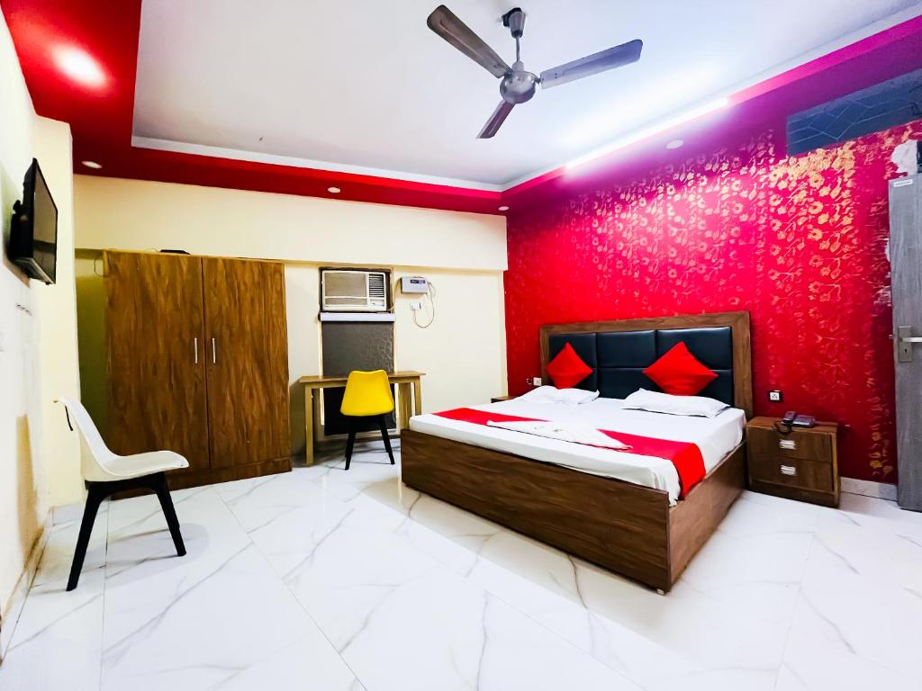 Postel nebo postele na pokoji v ubytování Hotel Classical Opposite Nizamuddin Railway Station