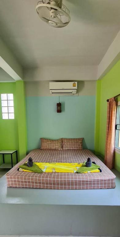 Postel nebo postele na pokoji v ubytování Sarin Guesthouse สาริน