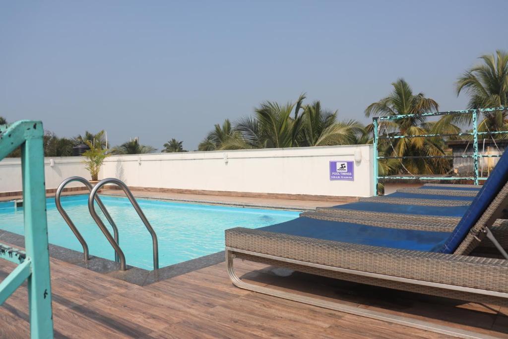 Bazén v ubytování Hotel Calangute Central nebo v jeho okolí
