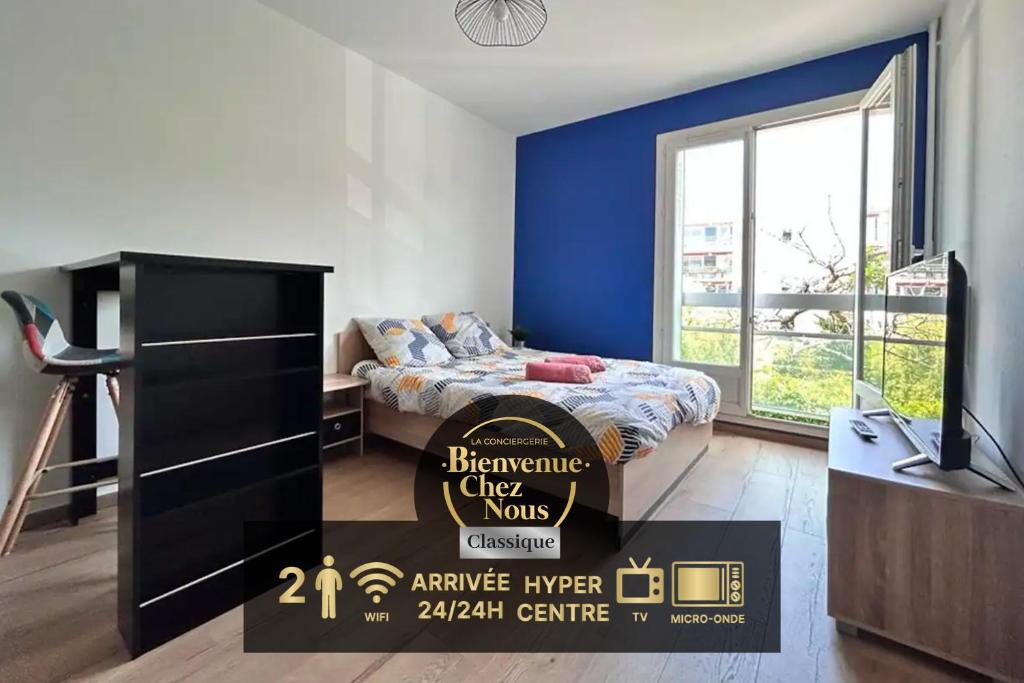 una stanza con un letto e un cartello che dice eccellenza io dono mamme educationampire di Studio confortable et lumineux proche des hôpitaux - Hotel de ville Beaumont a Beaumont