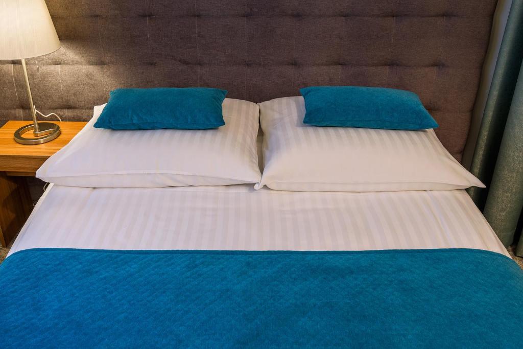 
Suite 1 Queen Bed 1 Sofa Bed
