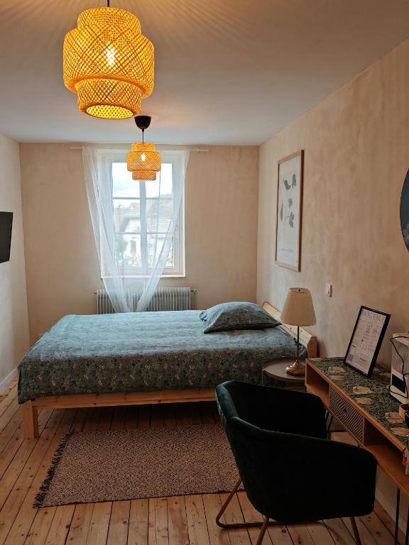 une chambre avec un grand lit et une fenêtre dans l'établissement Chambre 2 dans appartement partagé proche de Strasbourg, à Wasselonne