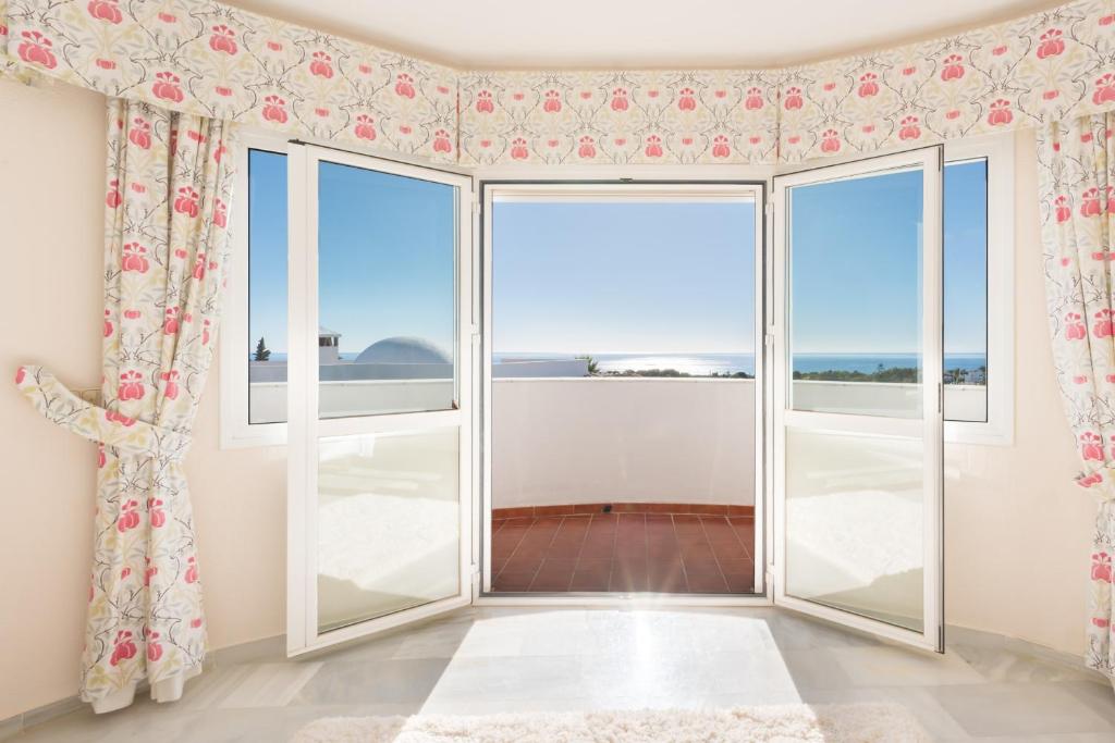 Postel nebo postele na pokoji v ubytování Villa Panorama - Sea View Villa with Private Pool