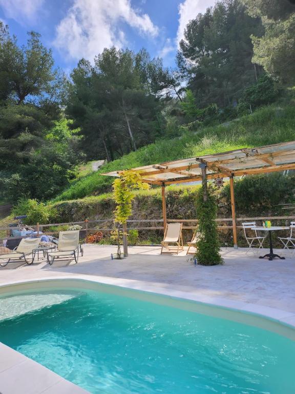 - une piscine avec une pergola, une table et des chaises dans l'établissement La Bergerie Pool and View, à Roquebrune-Cap-Martin