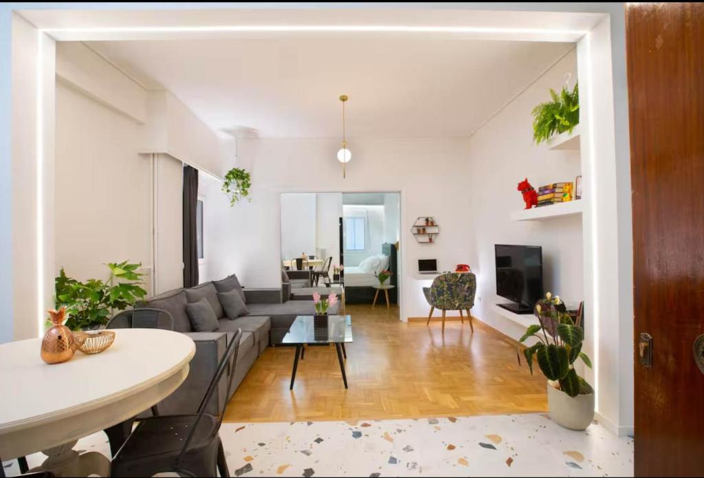 salon z kanapą i stołem w obiekcie O&O Group Ruby's Urban Residence Koukaki w Atenach