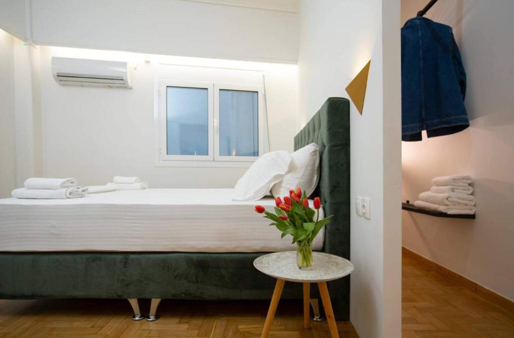 Łóżko lub łóżka w pokoju w obiekcie O&O Group Ruby's Urban Residence Koukaki
