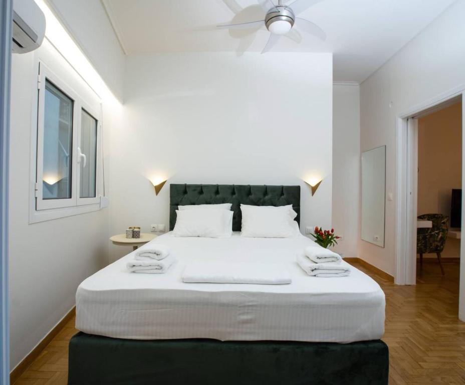 Łóżko lub łóżka w pokoju w obiekcie O&O Group Ruby's Urban Residence Koukaki