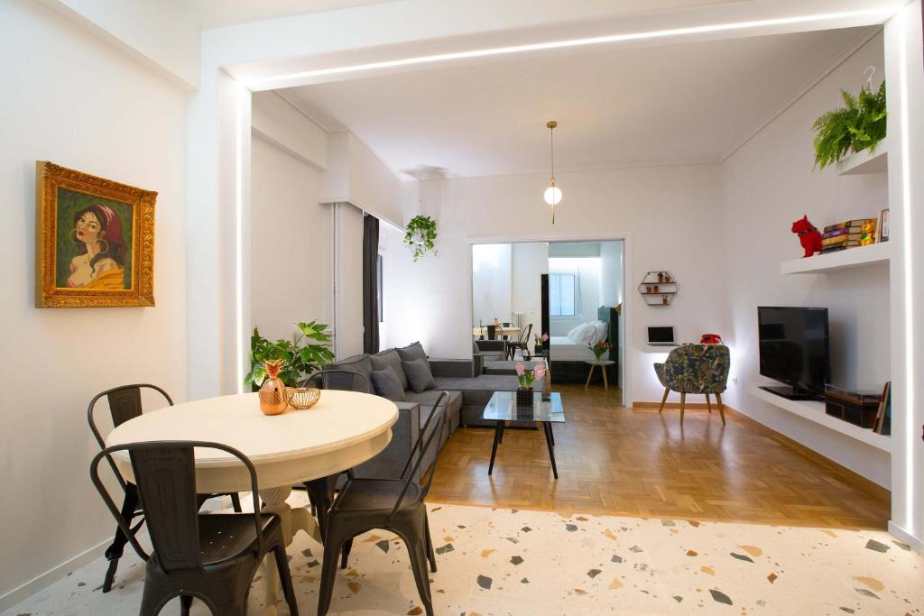 Telewizja i/lub zestaw kina domowego w obiekcie O&O Group Ruby's Urban Residence Koukaki