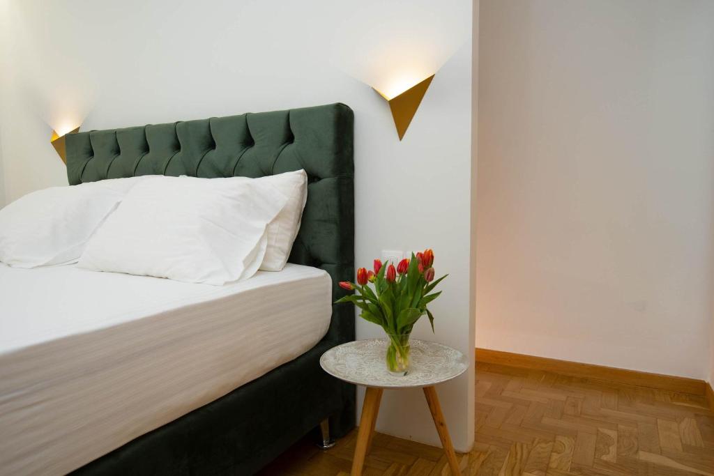Łóżko lub łóżka w pokoju w obiekcie O&O Group Ruby's Urban Residence Koukaki